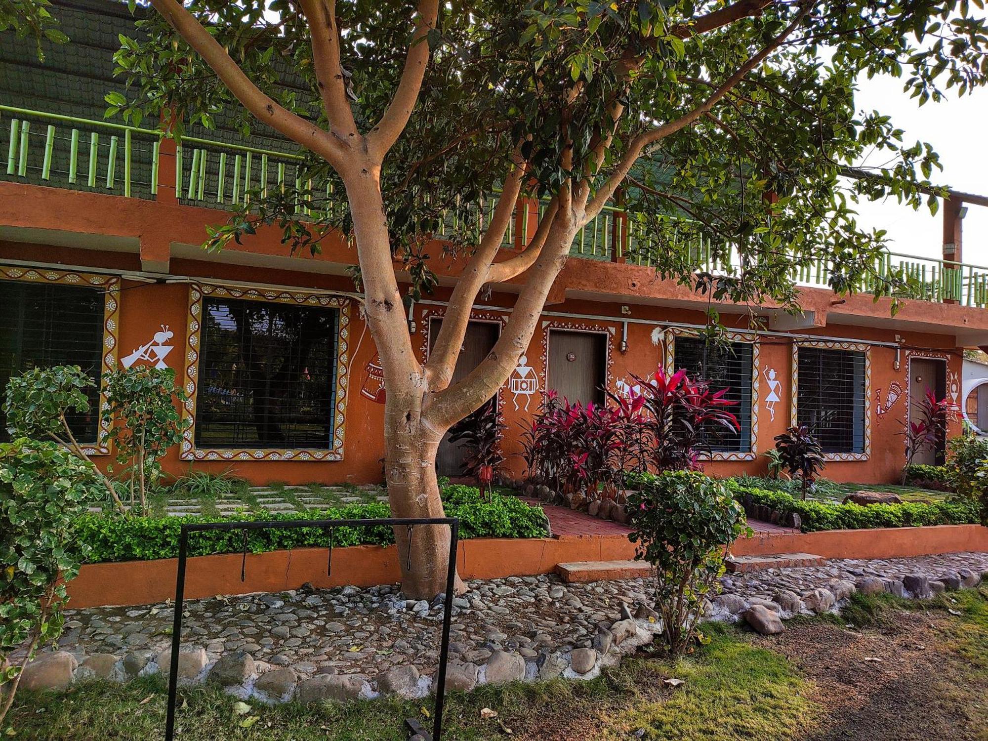 Van Vagdo Resort Rajpipla Экстерьер фото